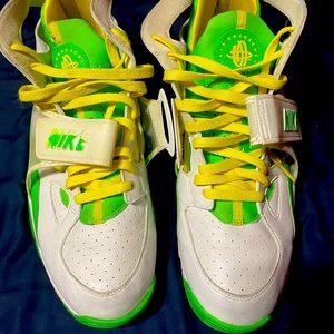 Men’s Nike huarache trainers.